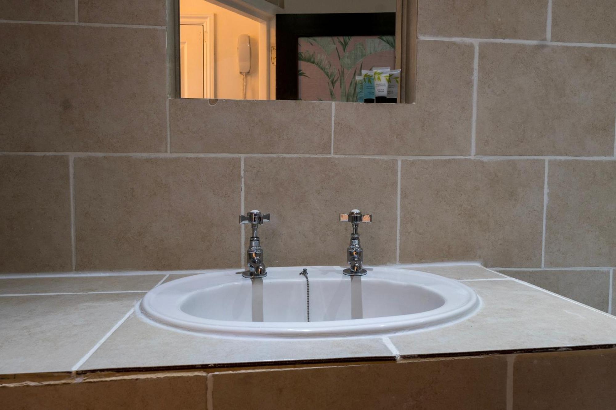 5C- Stylish Urban Retreat - Spacious 2 Bed Flat London Exterior foto